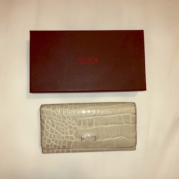 Tumi Handbags - Tumi Wallet Light Grey 🤩